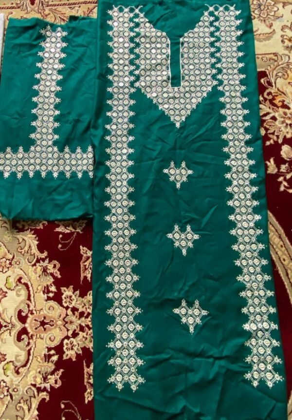 لباس هزارگی، زنانه ( شیشه دوزی)